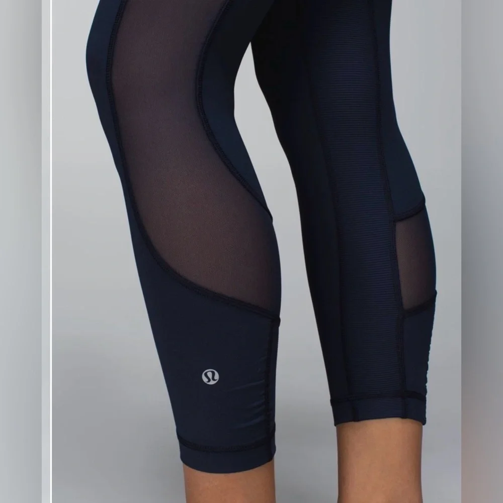 Lululemon Seek The Heat Crop Leggings Women’s size 6 Navy Blue Mesh